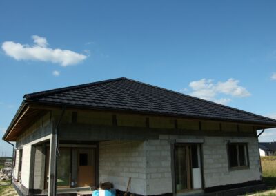 montaż dachówki ceramicznej Creaton Koda na nowym domu w Sieroczynie gmina Człuchów