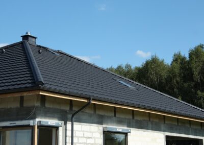 montaż dachówki ceramicznej Creaton Koda na nowym domu w Sieroczynie gmina Człuchów