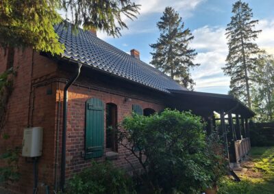 dach wymiana pokrycia poniemiecki dom blachodachówka modułowa Szafir antracyt Pruszyński Dekarz Człuchów Mariusz Petrecki