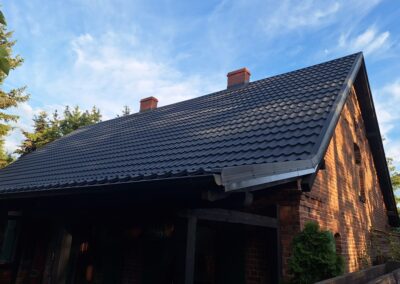 dach wymiana pokrycia poniemiecki dom blachodachówka modułowa Szafir antracyt Pruszyński Dekarz Człuchów Mariusz Petrecki