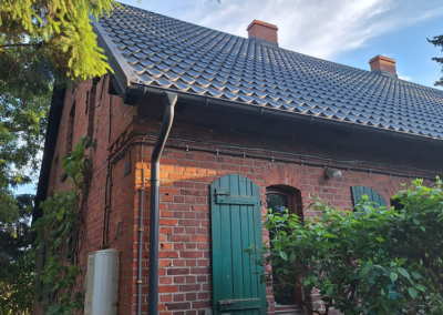 dach wymiana pokrycia poniemiecki dom blachodachówka modułowa Szafir antracyt Pruszyński Dekarz Człuchów Mariusz Petrecki