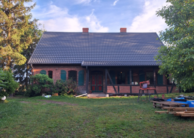 dach wymiana pokrycia poniemiecki dom blachodachówka modułowa Szafir antracyt Pruszyński Dekarz Człuchów Mariusz Petrecki