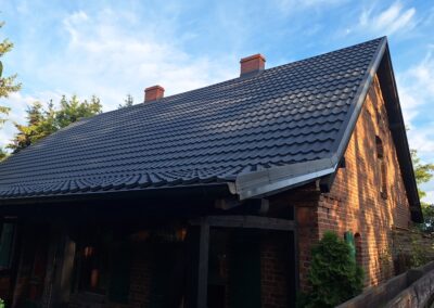 dach wymiana pokrycia poniemiecki dom blachodachówka modułowa Szafir antracyt Pruszyński Dekarz Człuchów Mariusz Petrecki