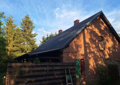 dach wymiana pokrycia poniemiecki dom blachodachówka modułowa Szafir antracyt Pruszyński Dekarz Człuchów Mariusz Petrecki