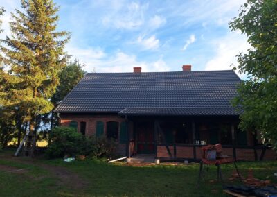 dach wymiana pokrycia poniemiecki dom blachodachówka modułowa Szafir antracyt Pruszyński Dekarz Człuchów Mariusz Petrecki