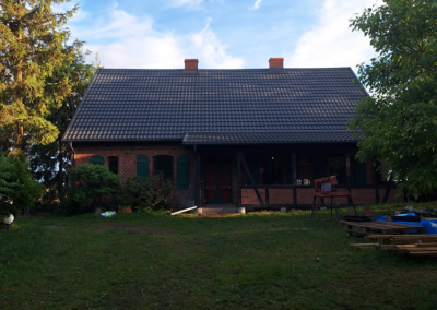 dach wymiana pokrycia poniemiecki dom blachodachówka modułowa Szafir antracyt Pruszyński Dekarz Człuchów Mariusz Petrecki